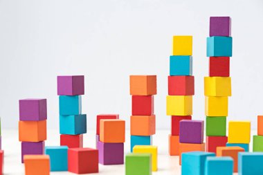 Renkli ahşap küp yapı taşları yığını