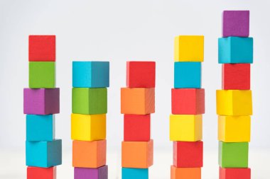 Renkli ahşap küp yapı taşları yığını