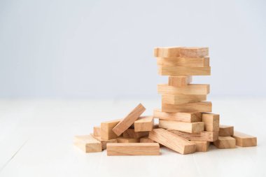 Beyaz masa ahşap blok yığını