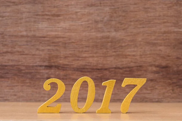 Gouden houten lettertype van jaar 2017 op houten tafel — Stockfoto