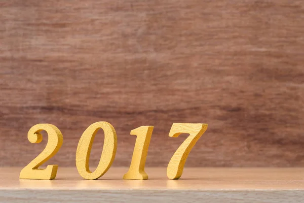 Золотий дерев'яний шрифт 2017 року на дерев'яному столі — стокове фото
