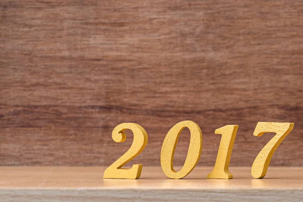 Gouden houten lettertype van jaar 2017 op houten tafel — Stockfoto