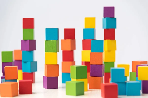 Pilha colorida de blocos de construção de cubo de madeira — Fotografia de Stock