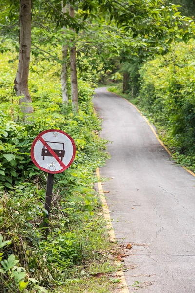 Κανένα αυτοκίνητο απαγορεύουν την πινακίδα στο δρόμο διάβασης πεζών στο καταπράσινο δάσος — Φωτογραφία Αρχείου