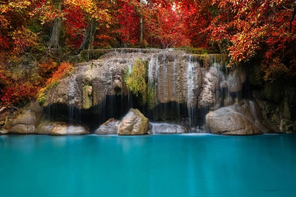 Cachoeira na floresta profunda, Parque Nacional da Cachoeira de Erawan — Fotografia de Stock
