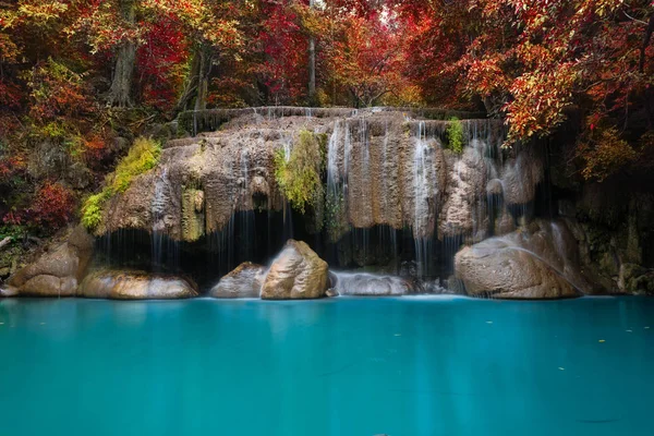 Waterval in diepe bossen — Stockfoto