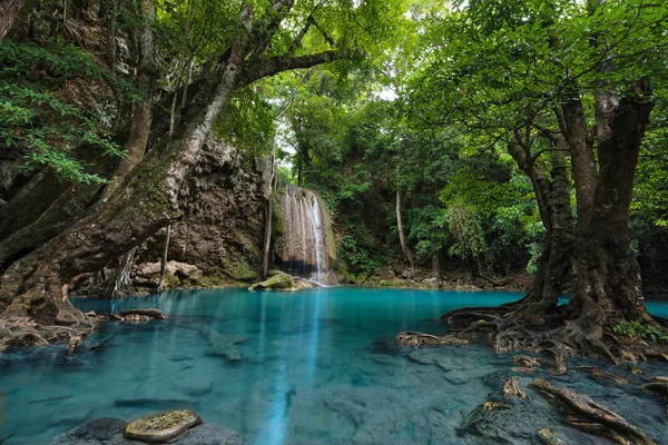 Cachoeira na floresta profunda, Parque Nacional da Cachoeira de Erawan — Fotografia de Stock