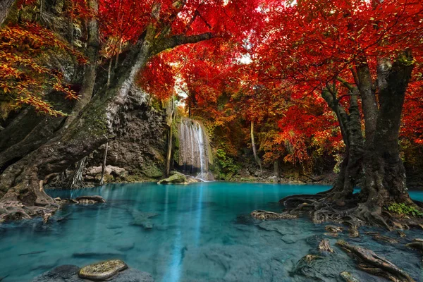 Vodopád v hlubokém lese, vodopád Erawan národní Park — Stock fotografie