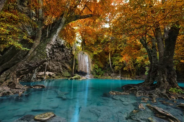 Wasserfall im tiefen Wald, erawan waterfall nationalpark — Stockfoto