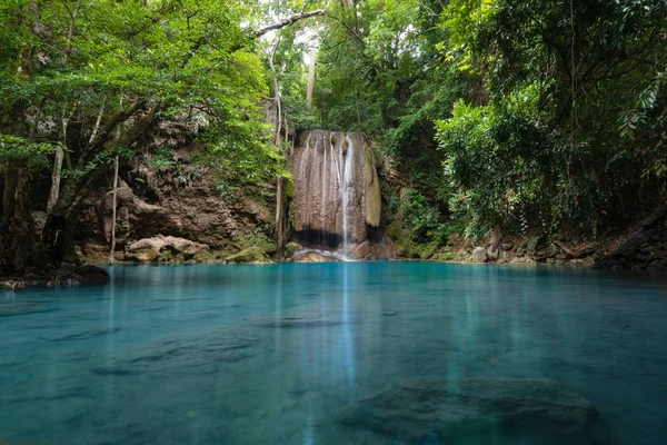 Vodopád v hlubokém lese, vodopád Erawan národní Park — Stock fotografie