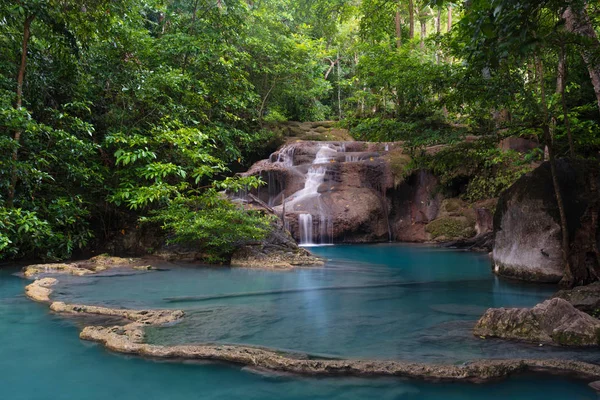 Vodopád v hlubokém lese, vodopád Erawan národní Park — Stock fotografie