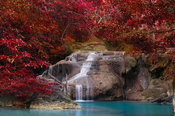 Cachoeira na floresta profunda — Fotografia de Stock
