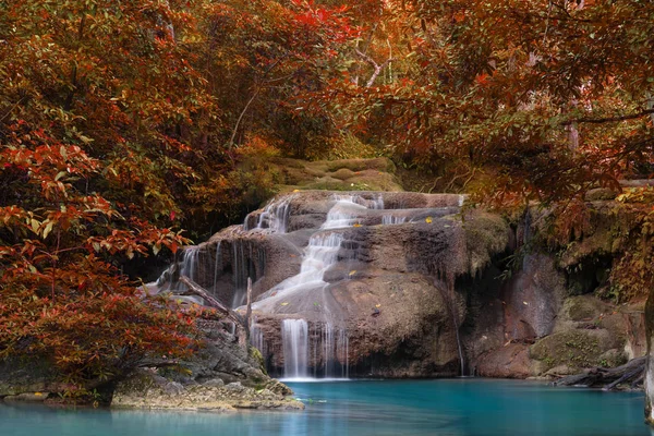 Waterval in diepe bossen — Stockfoto