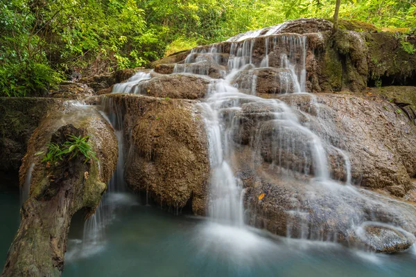 Cachoeira na floresta profunda — Fotografia de Stock