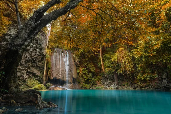 Wasserfall im tiefen Wald, erawan waterfall nationalpark — Stockfoto