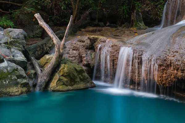 Vodopád v hlubokém lese, vodopád Erawan národní Park — Stock fotografie