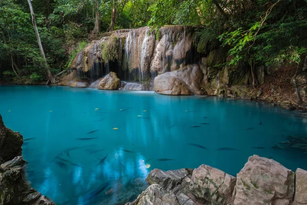 Vodopád v hlubokém lese, vodopád Erawan národní Park — Stock fotografie