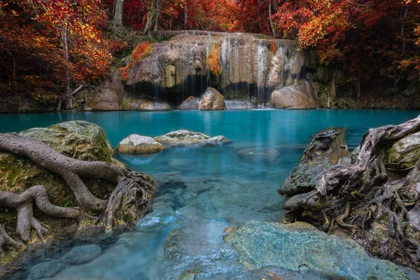 Wasserfall im tiefen Wald, erawan waterfall nationalpark — Stockfoto