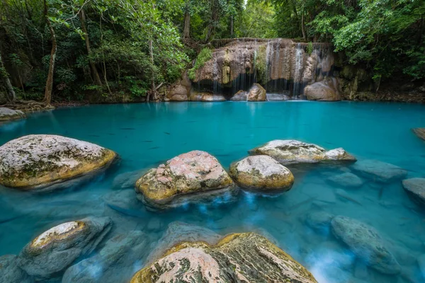 Vízesés mély erdő, Erawan vízesés Nemzeti Park — Stock Fotó