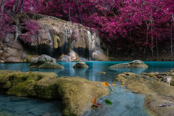 Wasserfall im tiefen Wald, erawan waterfall nationalpark — Stockfoto