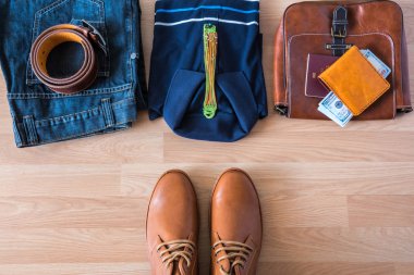 Düz erkekler gündelik moda Beyaz ahşap zemin üzerinde yatıyordu