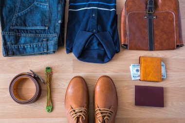 Düz erkekler gündelik moda Beyaz ahşap zemin üzerinde yatıyordu