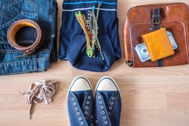 Düz erkekler gündelik moda Beyaz ahşap zemin üzerinde yatıyordu