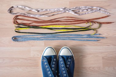 Düz erkekler gündelik moda Beyaz ahşap zemin üzerinde yatıyordu