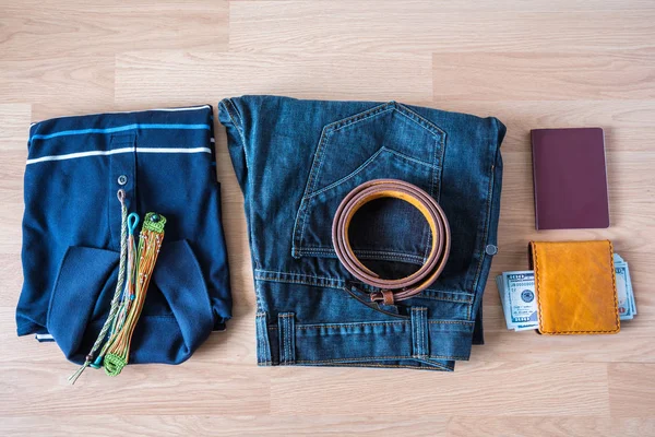 Düz erkekler gündelik moda Beyaz ahşap zemin üzerinde yatıyordu