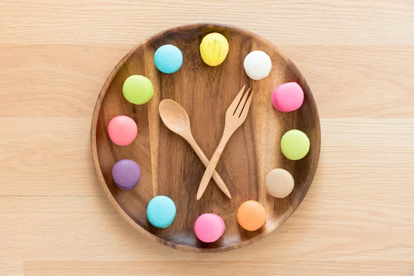 Macaron colorido em prato de madeira — Fotografia de Stock