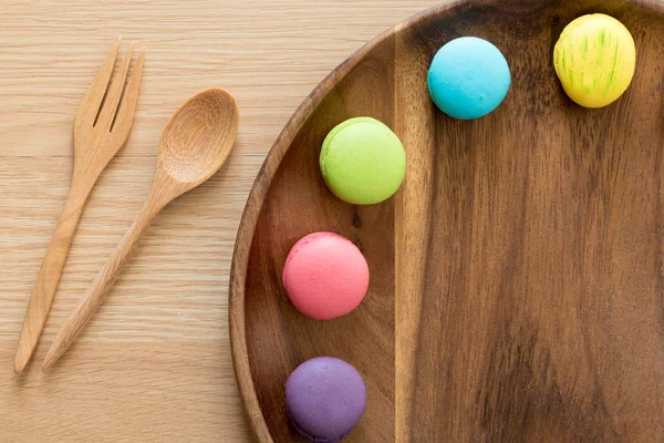 Macaron coloré dans un plat en bois — Photo