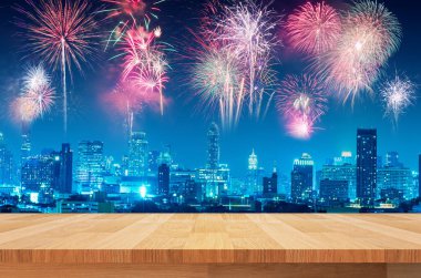 fireworks gece şehir arka plan üzerinde ahşap raf
