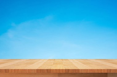 Açık mavi gökyüzü arka plan üzerinde ahşap raf