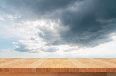 bulutlu gökyüzü arka plan üzerinde ahşap raf