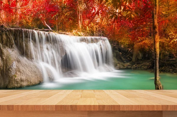 Rak kayu pada latar belakang air jatuh yang indah — Stok Foto