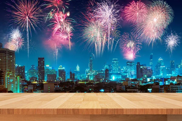 fireworks gece şehir arka plan üzerinde ahşap raf
