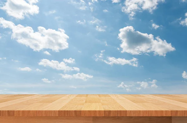 Estante de madera sobre fondo azul cielo —  Fotos de Stock