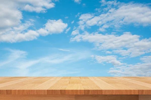 Trä hylla på blå himmel bakgrund — Stockfoto