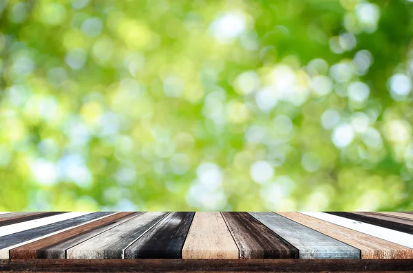 Holz Regal auf verschwommenem grünen Blättern Hintergrund — Stockfoto