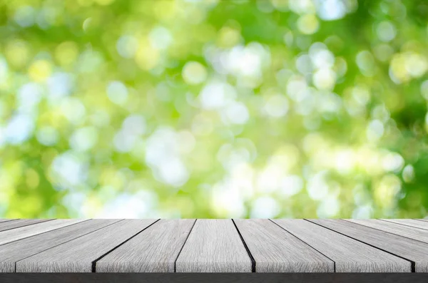 Holz Regal auf verschwommenem grünen Blättern Hintergrund — Stockfoto