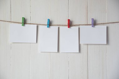 satırları üzerinde ahşap ba clothespins ile asılı boş fotoğraf çerçeveleri