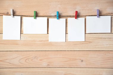 satırları üzerinde ahşap ba clothespins ile asılı boş fotoğraf çerçeveleri