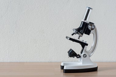 ahşap masa mikroskobunun