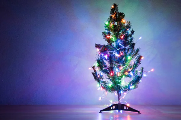 Різдвяний ялинковий орнамент з різнокольоровим світлом — стокове фото