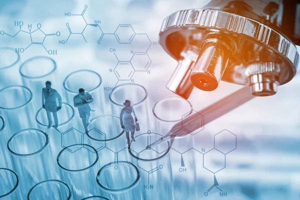 Microscopio y tubo de ensayo de laboratorio, concepto de investigación científica —  Fotos de Stock