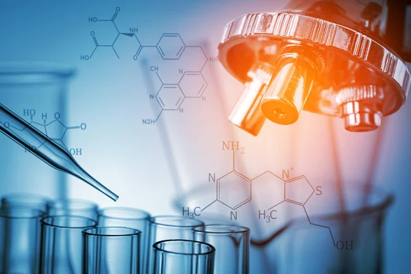 Microscopio y tubo de ensayo de laboratorio, concepto de investigación científica — Foto de Stock