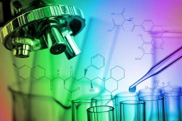 显微镜和实验室试管，科学研究概念 — 图库照片