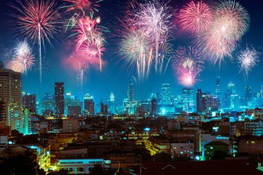 mutlu yeni yıl kutlaması için gece şehir üzerinde havai fişek