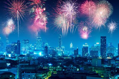 mutlu yeni yıl kutlaması için gece şehir üzerinde havai fişek