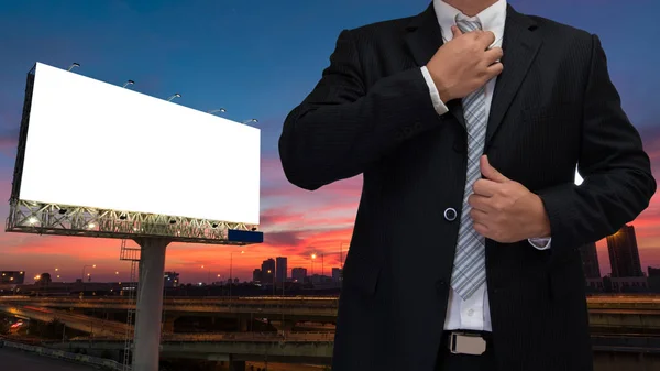 Hombre de negocios y cartelera en blanco en crepúsculo puesta de sol cielo listo para — Foto de Stock